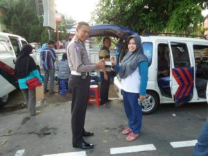 Pelayanan prima KBO Satlantas Polres Jombang di SIM Keliling Car Free Day